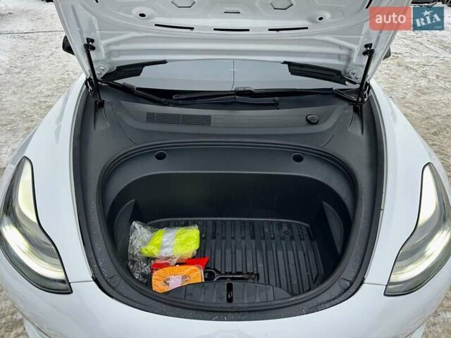 Белый Тесла Модель 3, объемом двигателя 0 л и пробегом 37 тыс. км за 17999 $, фото 44 на Automoto.ua