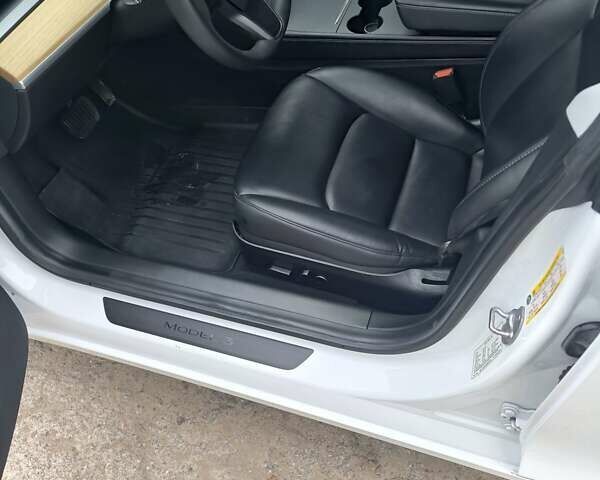 Белый Тесла Модель 3, объемом двигателя 0 л и пробегом 55 тыс. км за 17650 $, фото 17 на Automoto.ua