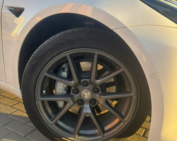 Белый Тесла Модель 3, объемом двигателя 0 л и пробегом 80 тыс. км за 25000 $, фото 3 на Automoto.ua