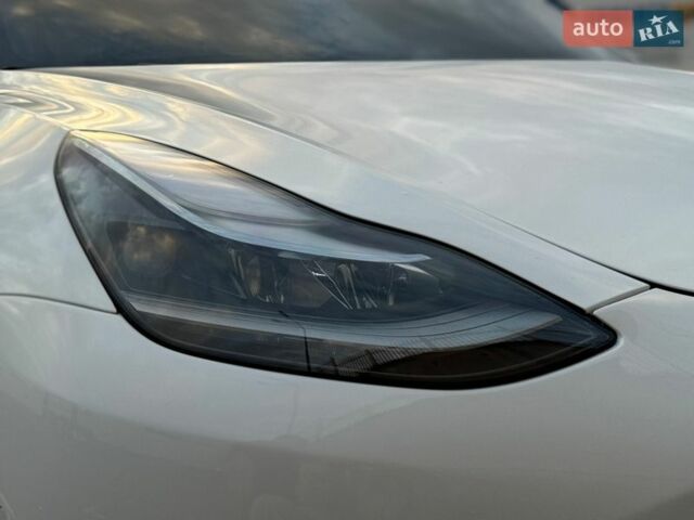 Білий Тесла Модель 3, об'ємом двигуна 0 л та пробігом 62 тис. км за 18500 $, фото 13 на Automoto.ua