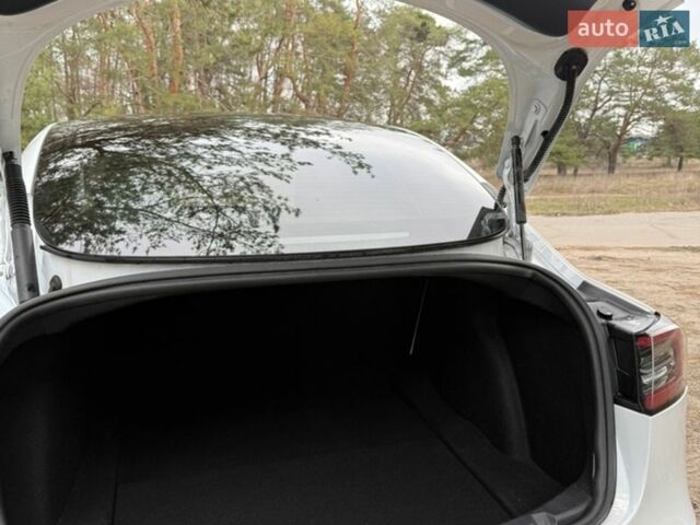 Білий Тесла Модель 3, об'ємом двигуна 0 л та пробігом 75 тис. км за 16300 $, фото 10 на Automoto.ua