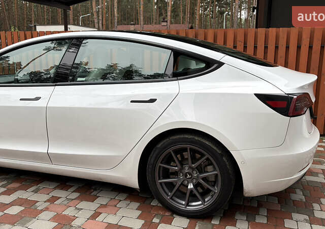 Білий Тесла Модель 3, об'ємом двигуна 0 л та пробігом 81 тис. км за 22000 $, фото 2 на Automoto.ua
