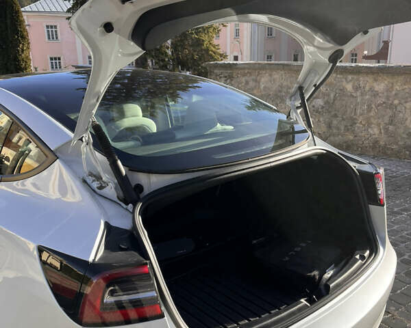 Білий Тесла Модель 3, об'ємом двигуна 0 л та пробігом 64 тис. км за 21500 $, фото 15 на Automoto.ua