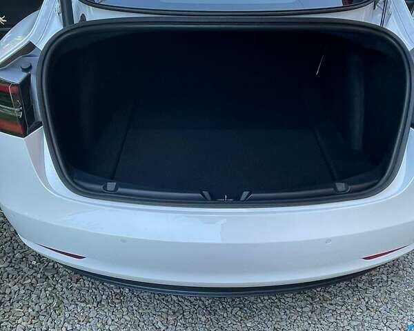 Белый Тесла Модель 3, объемом двигателя 0 л и пробегом 63 тыс. км за 25500 $, фото 12 на Automoto.ua