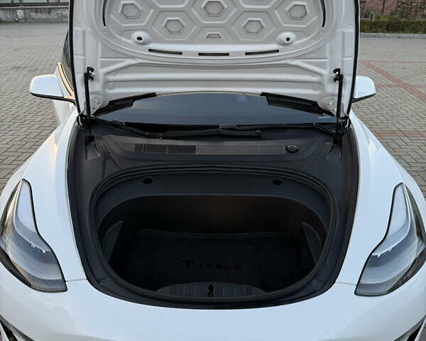 Білий Тесла Модель 3, об'ємом двигуна 0 л та пробігом 76 тис. км за 21500 $, фото 18 на Automoto.ua