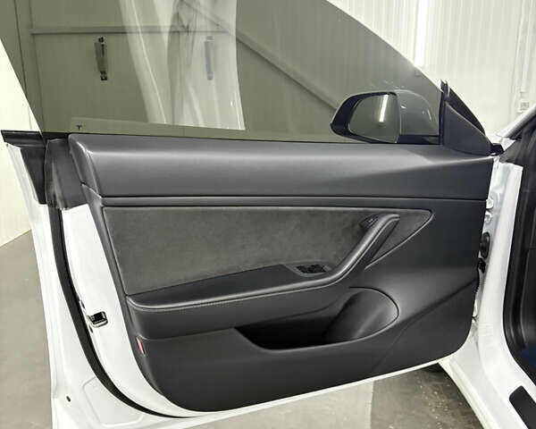 Білий Тесла Модель 3, об'ємом двигуна 0 л та пробігом 113 тис. км за 20200 $, фото 62 на Automoto.ua