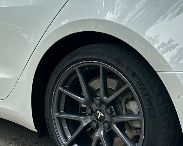 Тесла Модель 3 2021 у Києві на Automoto.ua Білий Тесла Модель 3, об'ємом двигуна 0 л та пробігом 105 тис. км за 19500 $, фото 5 на Automoto.ua