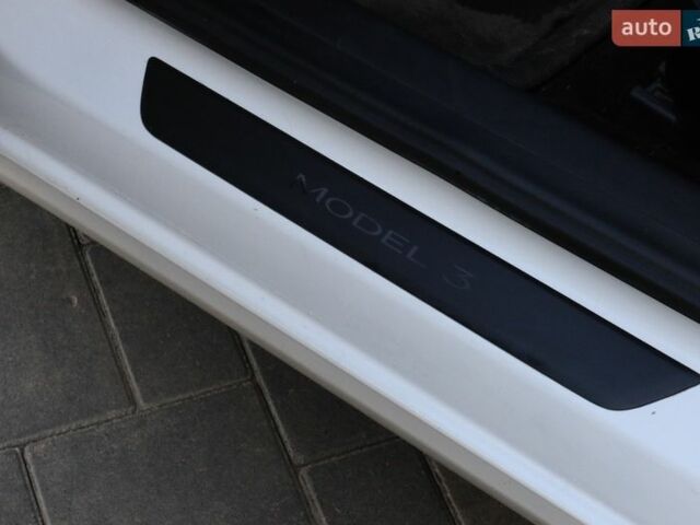 Білий Тесла Модель 3, об'ємом двигуна 0 л та пробігом 70 тис. км за 17299 $, фото 22 на Automoto.ua