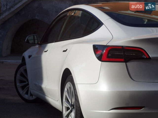 Білий Тесла Модель 3, об'ємом двигуна 0 л та пробігом 64 тис. км за 21500 $, фото 2 на Automoto.ua