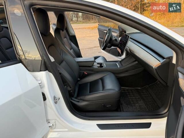 Білий Тесла Модель 3, об'ємом двигуна 0 л та пробігом 88 тис. км за 20950 $, фото 31 на Automoto.ua