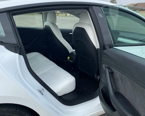 Білий Тесла Модель 3, об'ємом двигуна 0 л та пробігом 45 тис. км за 19500 $, фото 5 на Automoto.ua