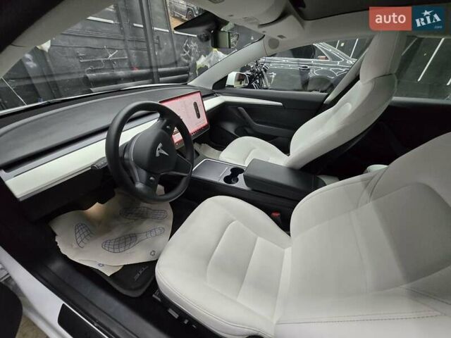 Білий Тесла Модель 3, об'ємом двигуна 0 л та пробігом 84 тис. км за 22500 $, фото 10 на Automoto.ua