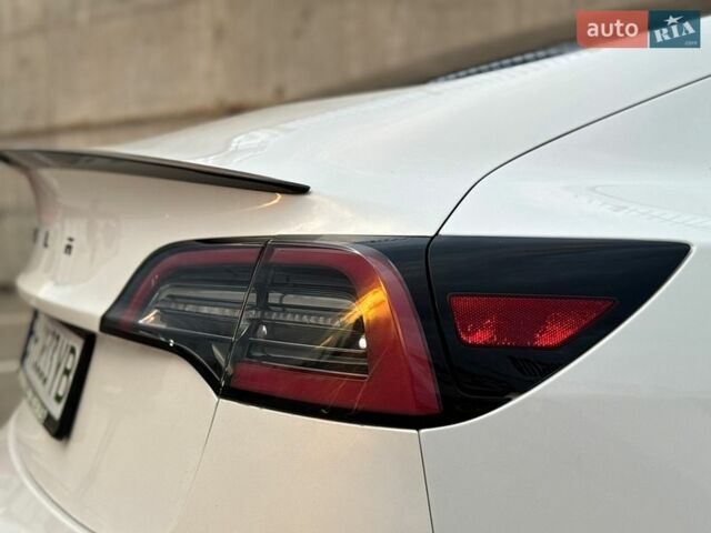 Білий Тесла Модель 3, об'ємом двигуна 0 л та пробігом 62 тис. км за 18500 $, фото 22 на Automoto.ua