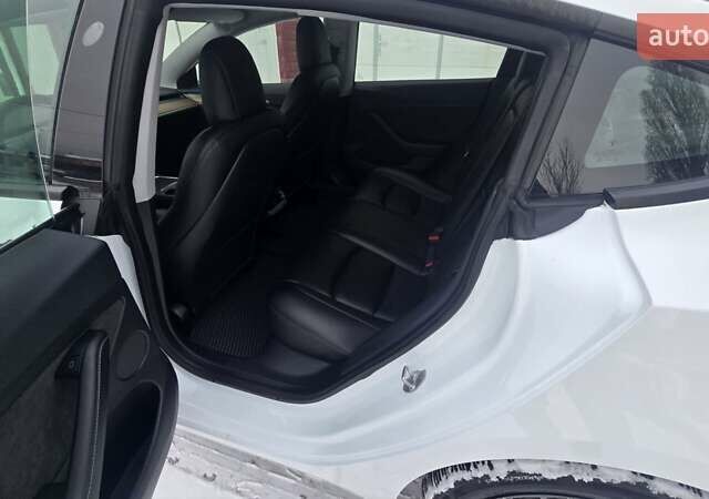 Білий Тесла Модель 3, об'ємом двигуна 0 л та пробігом 64 тис. км за 18700 $, фото 12 на Automoto.ua