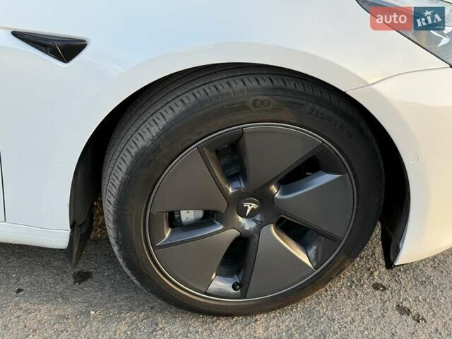 Білий Тесла Модель 3, об'ємом двигуна 0 л та пробігом 88 тис. км за 20950 $, фото 6 на Automoto.ua
