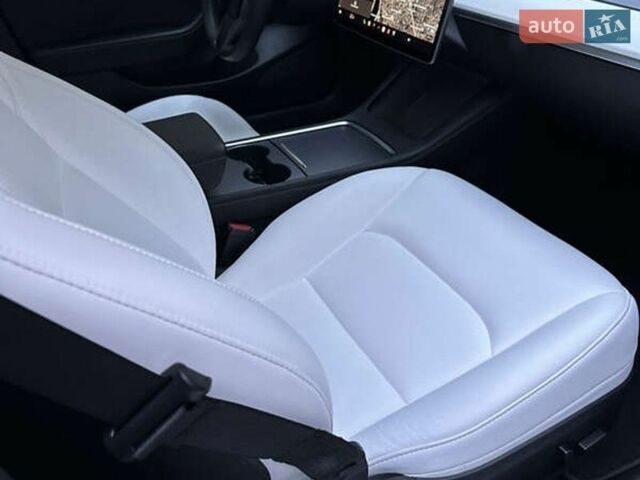 Білий Тесла Модель 3, об'ємом двигуна 0 л та пробігом 64 тис. км за 19999 $, фото 6 на Automoto.ua