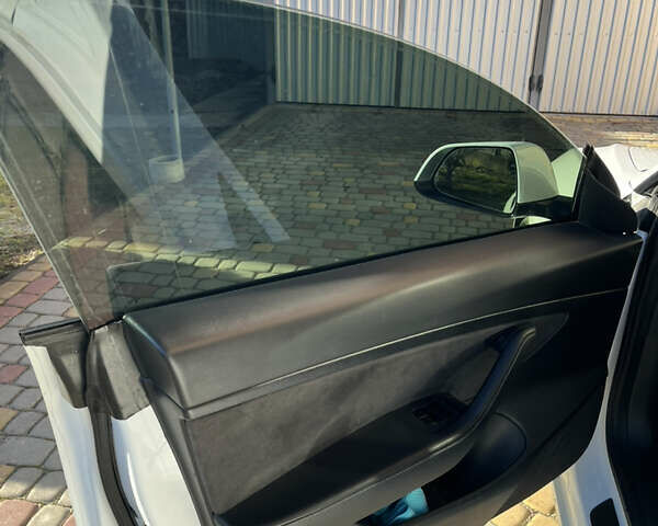 Белый Тесла Модель 3, объемом двигателя 0 л и пробегом 75 тыс. км за 16700 $, фото 7 на Automoto.ua