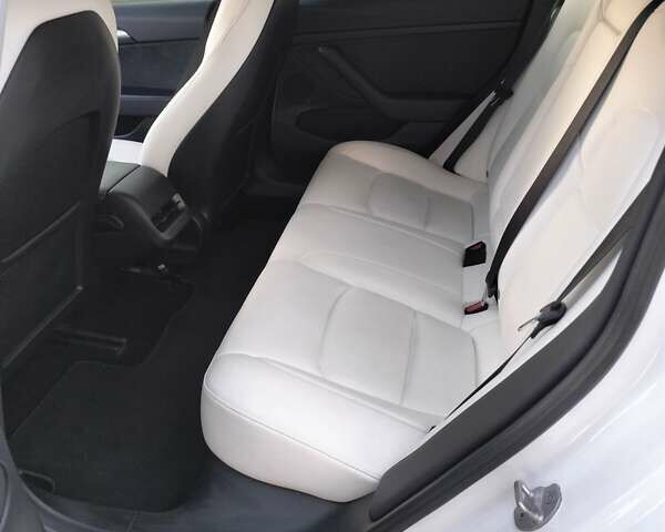 Белый Тесла Модель 3, объемом двигателя 0 л и пробегом 94 тыс. км за 22000 $, фото 5 на Automoto.ua