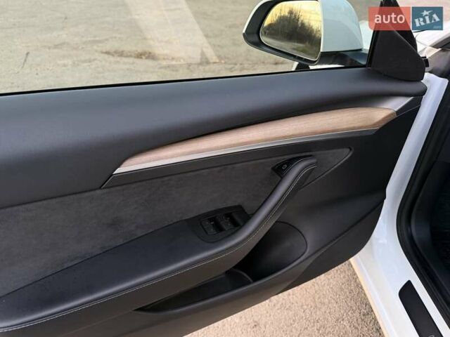 Білий Тесла Модель 3, об'ємом двигуна 0 л та пробігом 88 тис. км за 20950 $, фото 43 на Automoto.ua
