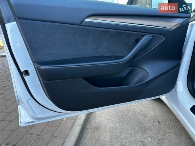 Білий Тесла Модель 3, об'ємом двигуна 0 л та пробігом 65 тис. км за 17950 $, фото 18 на Automoto.ua