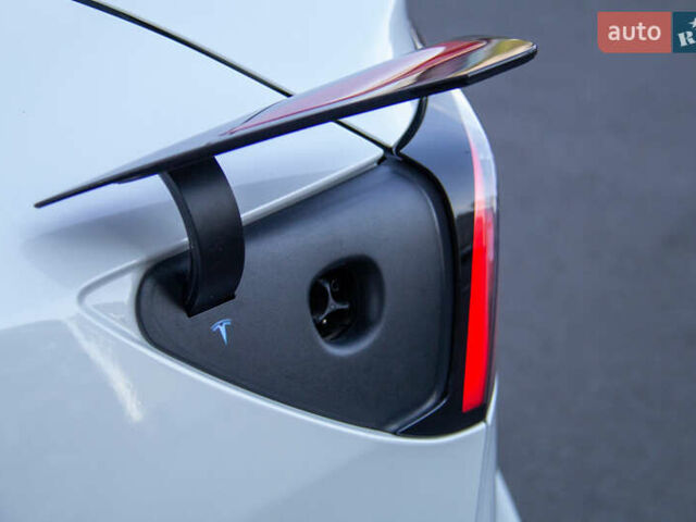 Белый Тесла Модель 3, объемом двигателя 0 л и пробегом 53 тыс. км за 23000 $, фото 7 на Automoto.ua