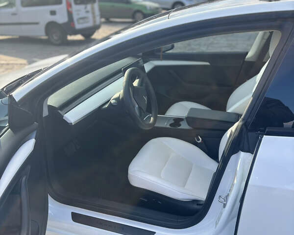 Білий Тесла Модель 3, об'ємом двигуна 0 л та пробігом 106 тис. км за 18900 $, фото 43 на Automoto.ua