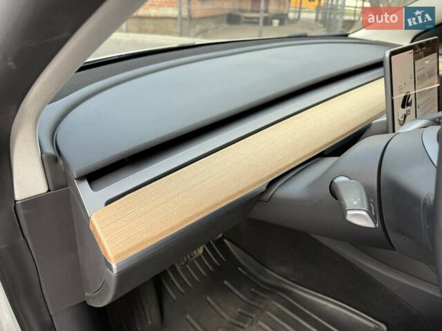 Белый Тесла Модель 3, объемом двигателя 0 л и пробегом 37 тыс. км за 19999 $, фото 105 на Automoto.ua