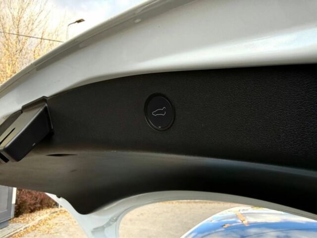 Білий Тесла Модель 3, об'ємом двигуна 0 л та пробігом 68 тис. км за 12300 $, фото 16 на Automoto.ua