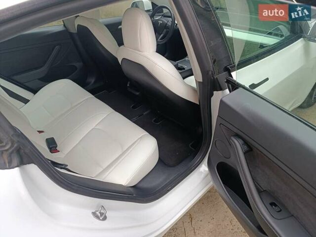 Белый Тесла Модель 3, объемом двигателя 0 л и пробегом 43 тыс. км за 20000 $, фото 6 на Automoto.ua