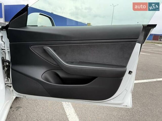 Білий Тесла Модель 3, об'ємом двигуна 0 л та пробігом 129 тис. км за 23500 $, фото 25 на Automoto.ua