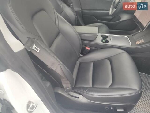 Білий Тесла Модель 3, об'ємом двигуна 0 л та пробігом 79 тис. км за 16200 $, фото 27 на Automoto.ua