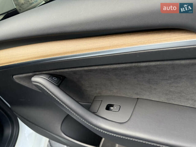 Белый Тесла Модель 3, объемом двигателя 0 л и пробегом 37 тыс. км за 19999 $, фото 126 на Automoto.ua