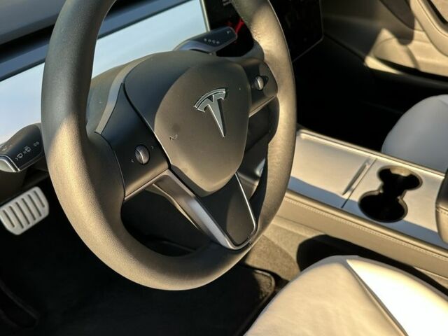 Білий Тесла Модель 3, об'ємом двигуна 0 л та пробігом 71 тис. км за 23600 $, фото 17 на Automoto.ua