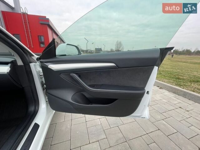 Білий Тесла Модель 3, об'ємом двигуна 0 л та пробігом 61 тис. км за 16700 $, фото 28 на Automoto.ua