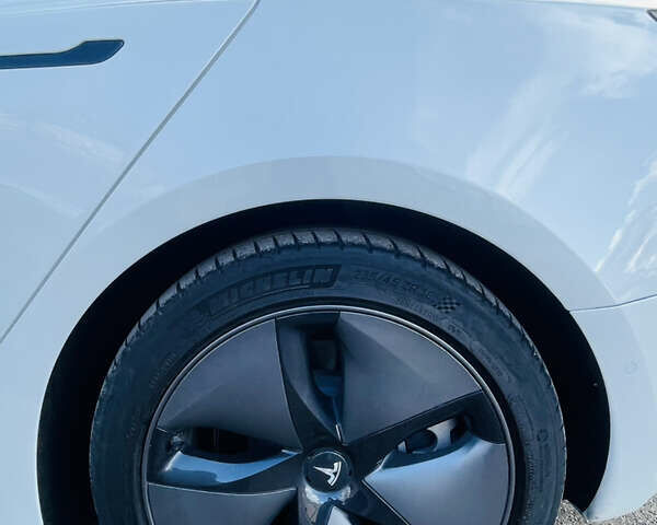 Белый Тесла Модель 3, объемом двигателя 0 л и пробегом 49 тыс. км за 20000 $, фото 15 на Automoto.ua