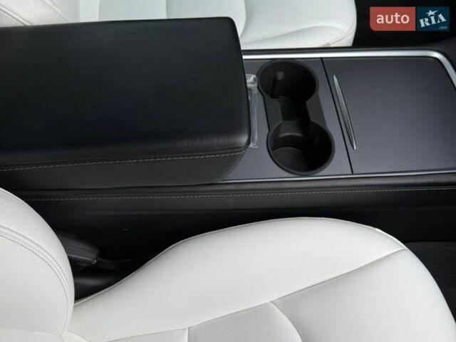 Білий Тесла Модель 3, об'ємом двигуна 0 л та пробігом 75 тис. км за 16300 $, фото 7 на Automoto.ua