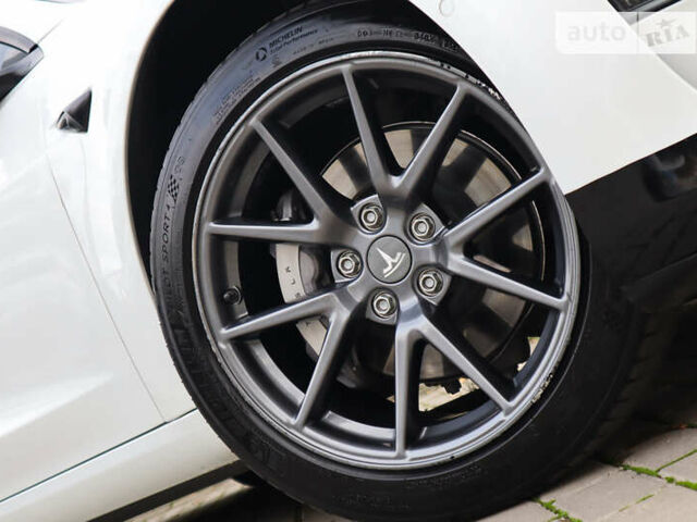 Белый Тесла Модель 3, объемом двигателя 0 л и пробегом 35 тыс. км за 21000 $, фото 51 на Automoto.ua