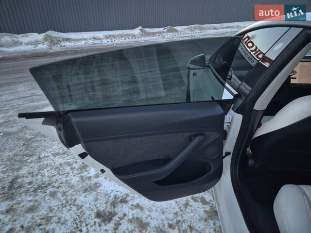 Белый Тесла Модель 3, объемом двигателя 0 л и пробегом 42 тыс. км за 19500 $, фото 18 на Automoto.ua