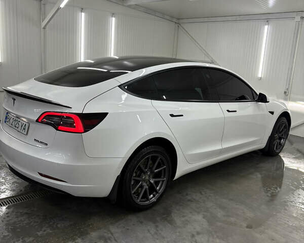 Білий Тесла Модель 3, об'ємом двигуна 0 л та пробігом 113 тис. км за 20200 $, фото 35 на Automoto.ua