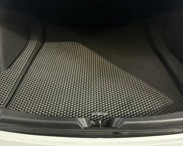 Білий Тесла Модель 3, об'ємом двигуна 0 л та пробігом 64 тис. км за 19900 $, фото 30 на Automoto.ua