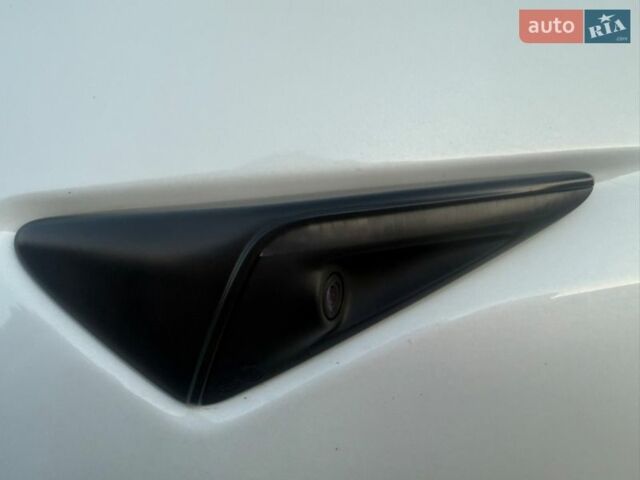 Белый Тесла Модель 3, объемом двигателя 0 л и пробегом 85 тыс. км за 17500 $, фото 16 на Automoto.ua