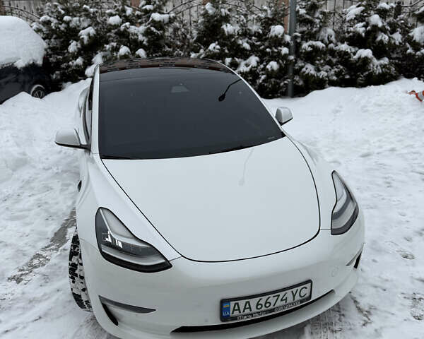 Білий Тесла Модель 3, об'ємом двигуна 0 л та пробігом 63 тис. км за 17900 $, фото 2 на Automoto.ua