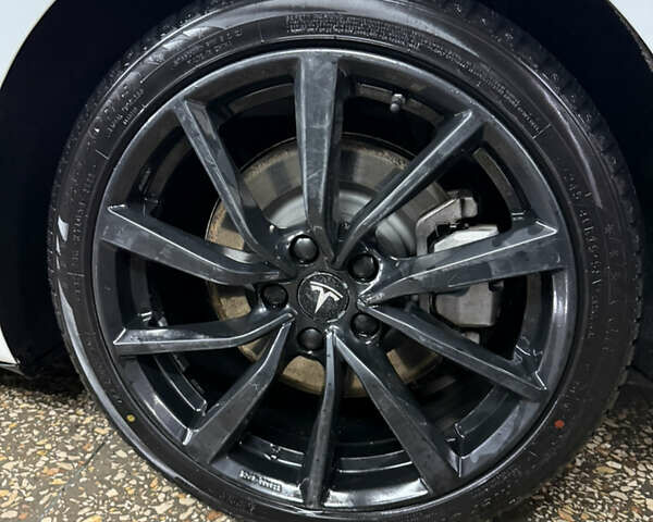 Білий Тесла Модель 3, об'ємом двигуна 0 л та пробігом 64 тис. км за 19900 $, фото 20 на Automoto.ua