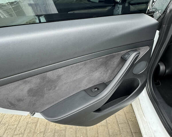 Білий Тесла Модель 3, об'ємом двигуна 0 л та пробігом 115 тис. км за 19999 $, фото 24 на Automoto.ua