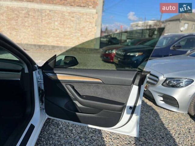 Белый Тесла Модель 3, объемом двигателя 0 л и пробегом 79 тыс. км за 17249 $, фото 24 на Automoto.ua