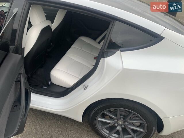 Белый Тесла Модель 3, объемом двигателя 0 л и пробегом 65 тыс. км за 20490 $, фото 13 на Automoto.ua