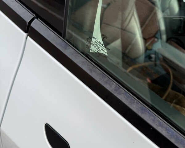 Белый Тесла Модель 3, объемом двигателя 0 л и пробегом 98 тыс. км за 19000 $, фото 17 на Automoto.ua