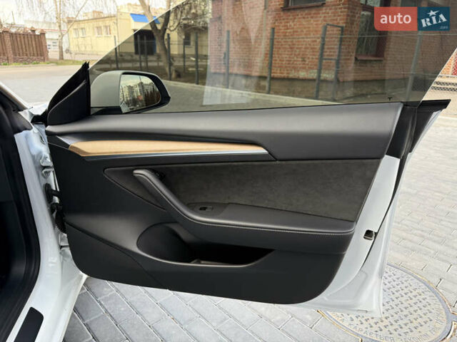 Белый Тесла Модель 3, объемом двигателя 0 л и пробегом 37 тыс. км за 19999 $, фото 125 на Automoto.ua