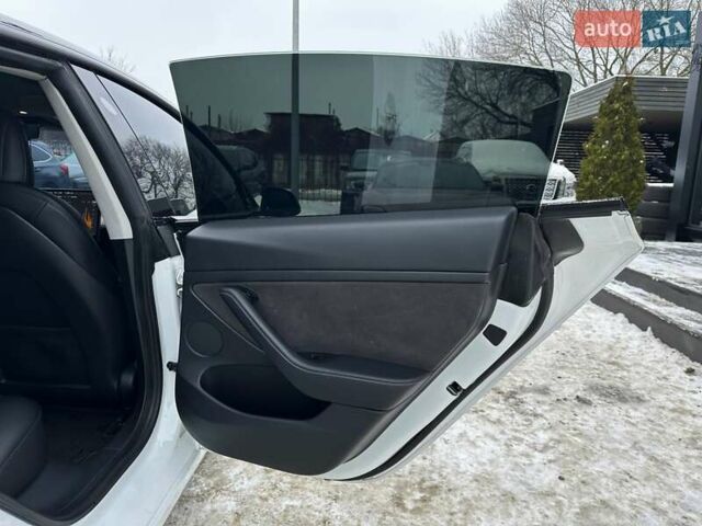 Белый Тесла Модель 3, объемом двигателя 0 л и пробегом 37 тыс. км за 17999 $, фото 45 на Automoto.ua