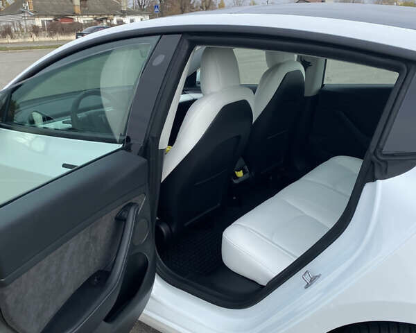 Білий Тесла Модель 3, об'ємом двигуна 0 л та пробігом 45 тис. км за 19500 $, фото 2 на Automoto.ua